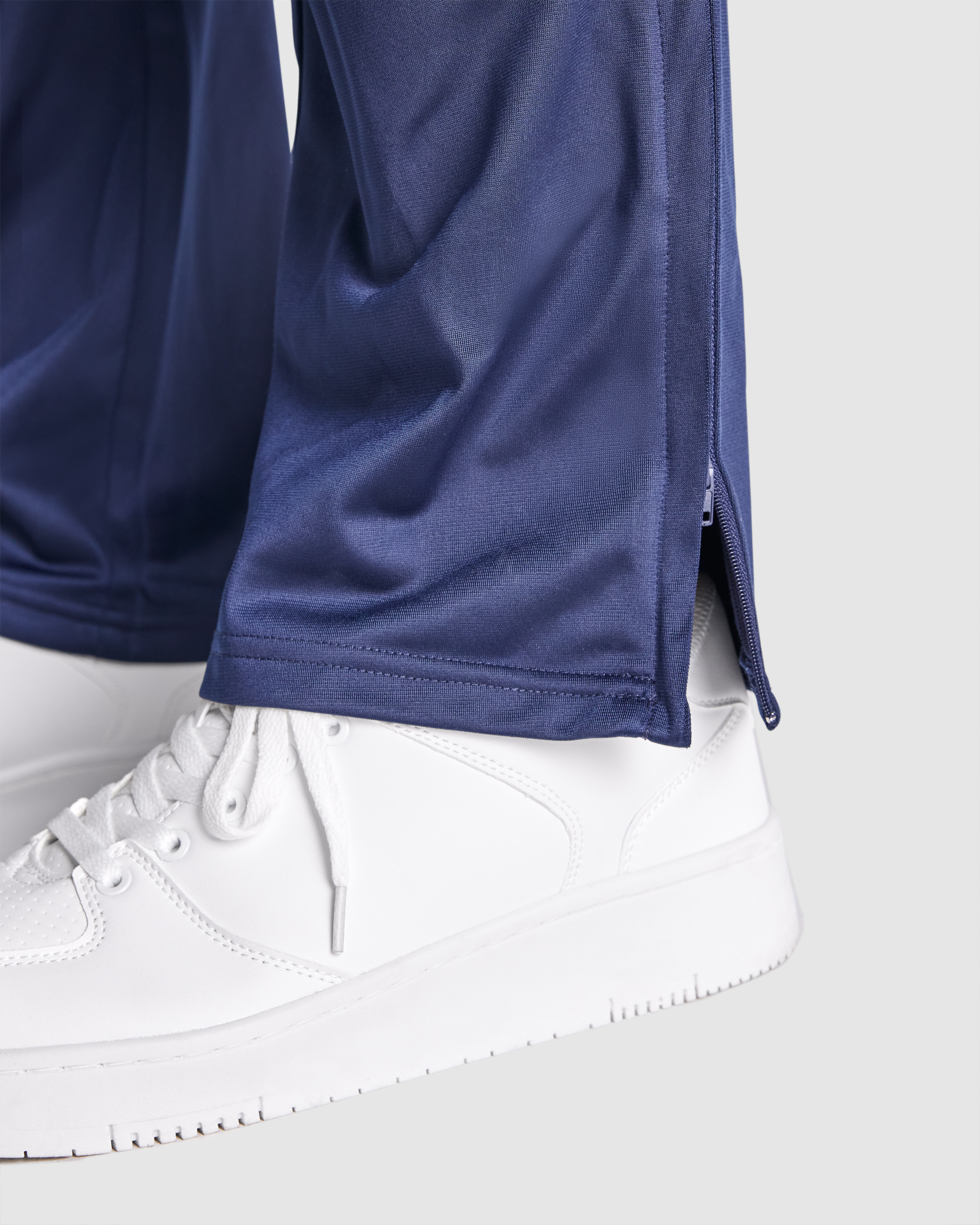 0338-0155-trening-doua-piese-alb-bleumarin-de-barbati-gios (2) Sort unisex ARZAK fata/spate